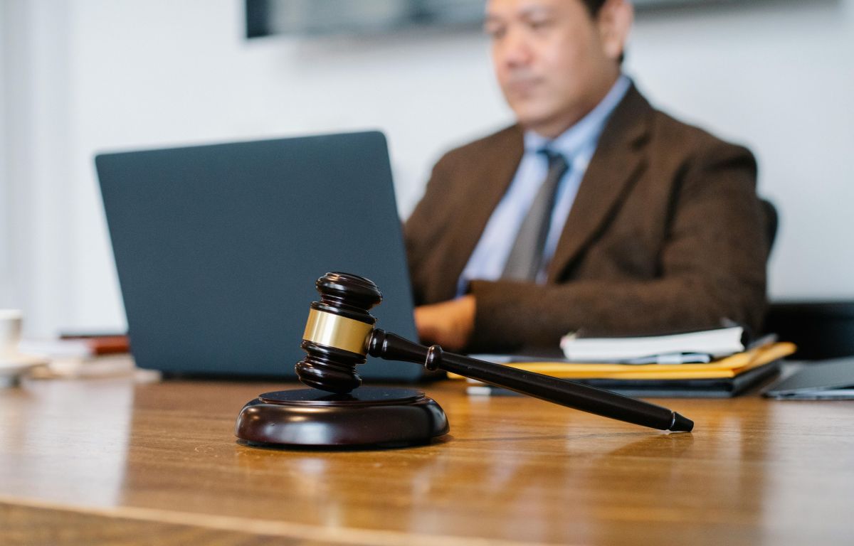 ¿Cuánto cobra un abogado por un divorcio?